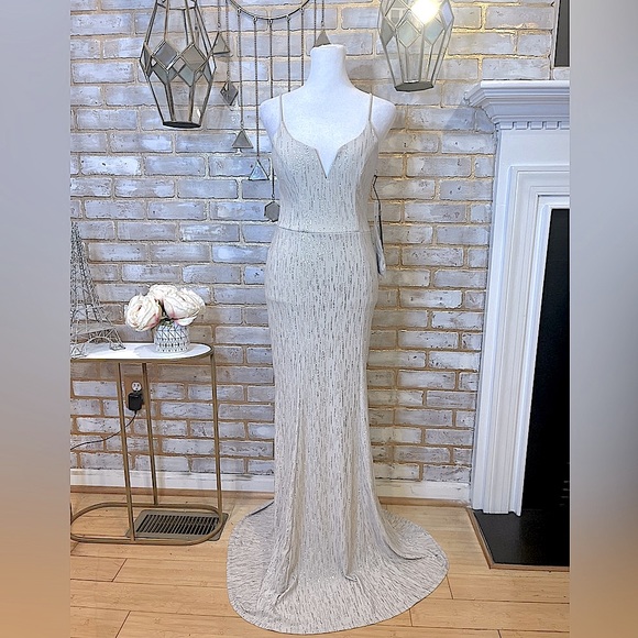 City Triangles White & Silver Fitted Mermaid Style Formal Gown with Mask, Sz. 3 - Picture 5 of 15